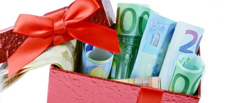 Juleemballasje gaver med penger