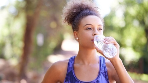 חיים בריאים לשתות מים אישה