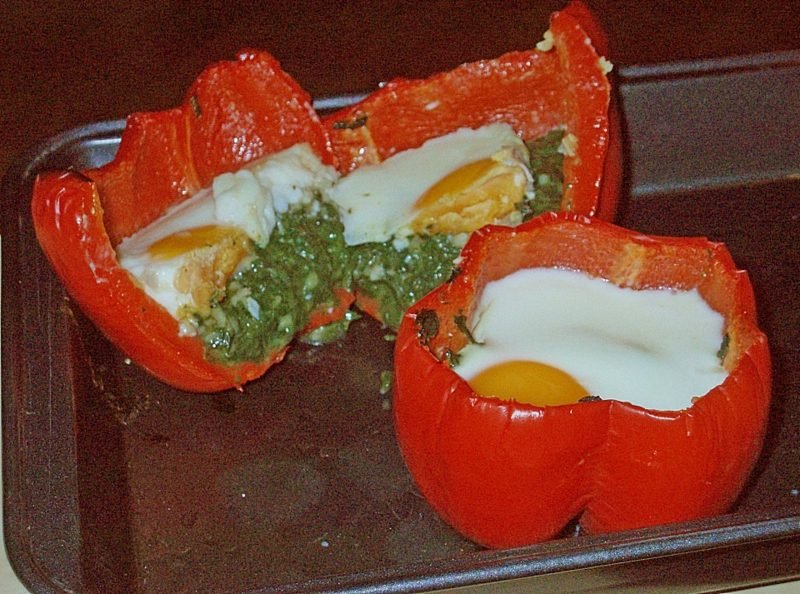 rychlá večeře plněná paprika s vejci