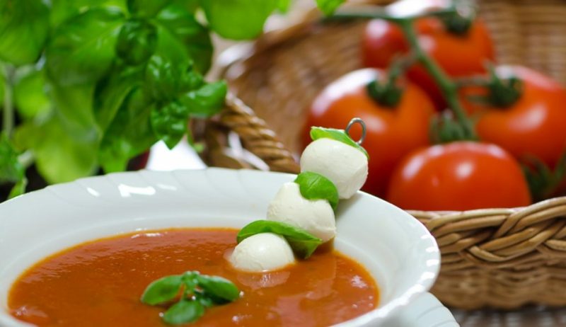 zdravá večeře vaření rajčatová polévka kuličky mozzarelly