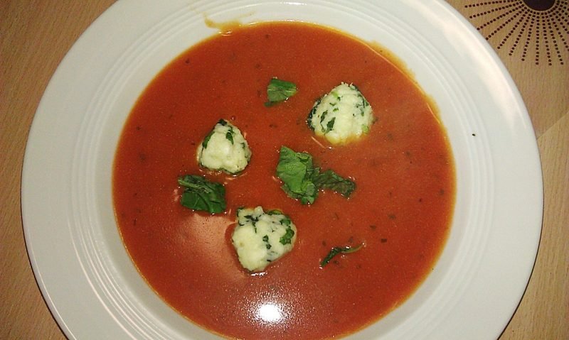 Zeštíhlovací večeře rajčatová polévka s kuličkami mozzarelly