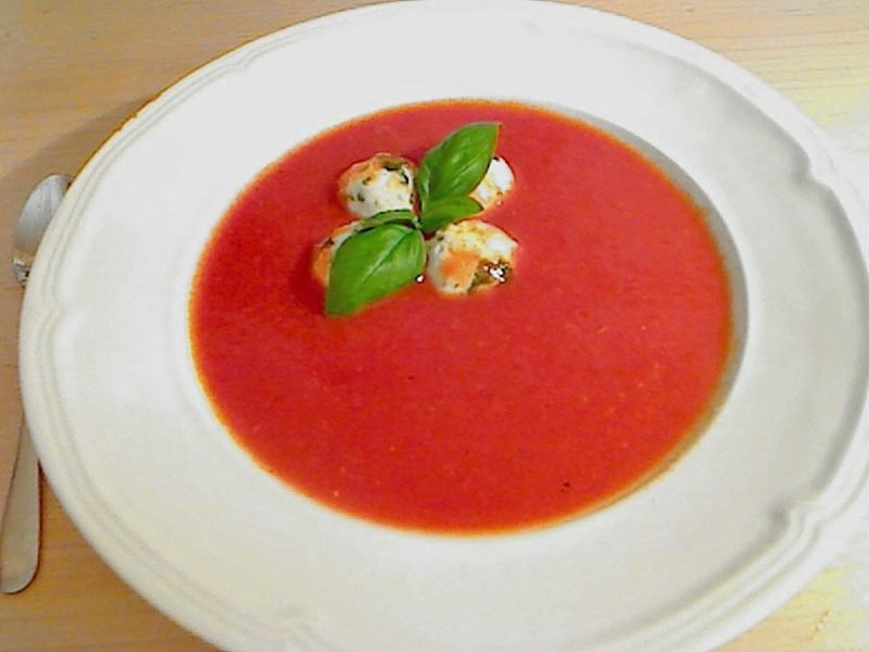 Fitness jídla rajčatová polévka s mozzarellou