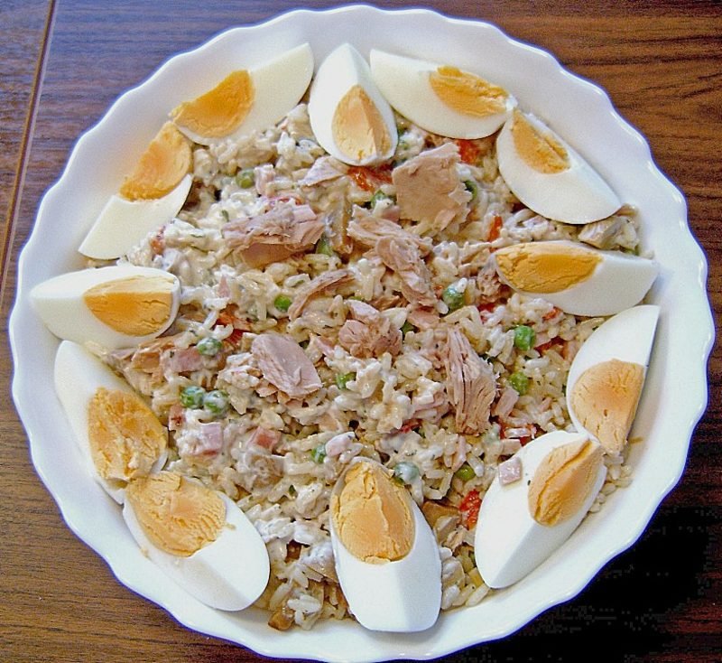 rýžová pánev s rychlým občerstvením s vejci a tuňákem
