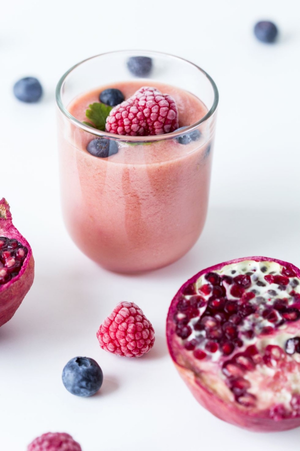 Sunn, deilig og rask smoothieoppskrift på sommer bringebær smoothie med granateple