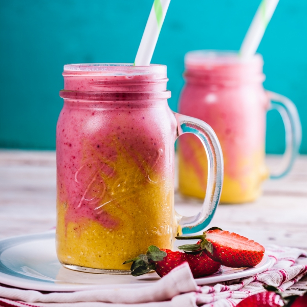 Sunne, deilige og raske smoothieoppskrifter på sommer ananas jordbær smoothie med mønster