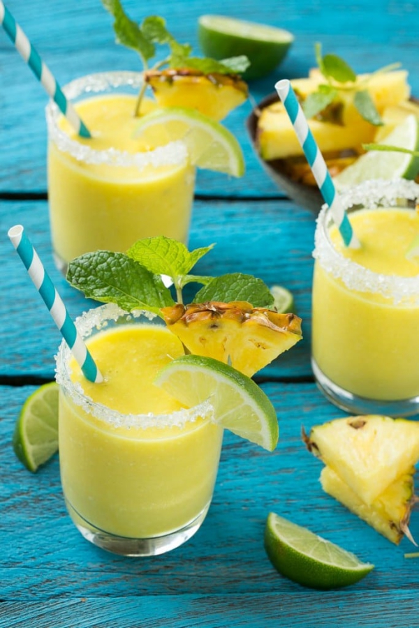 Sunne, deilige og raske smoothieoppskrifter for sommerananas med eksotisk lime smoothie