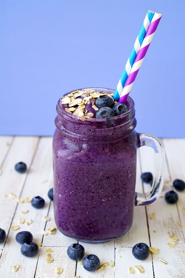 Sunne, deilige og raske smoothieoppskrifter til sommerens blåbær -smoothie med frokostblandinger