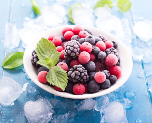 Sunn, deilig og rask smoothieoppskrift på sommerfryst bærfruktskål
