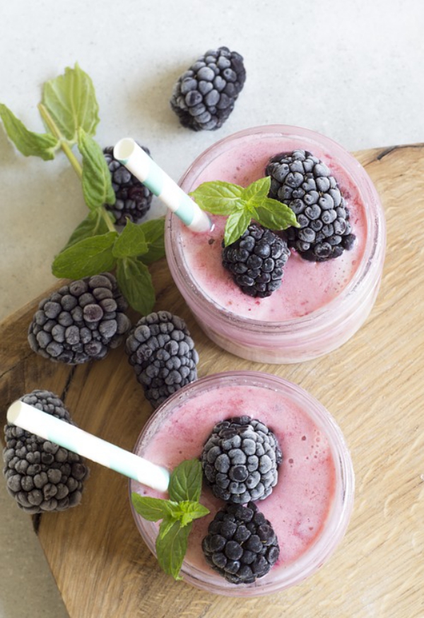 Sunne, deilige og raske smoothieoppskrifter på sommerbærbær smoothie frossen frukt