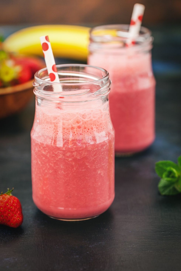 Sunn, deilig og rask smoothieoppskrift på sommerbanan og jordbærsmoothie