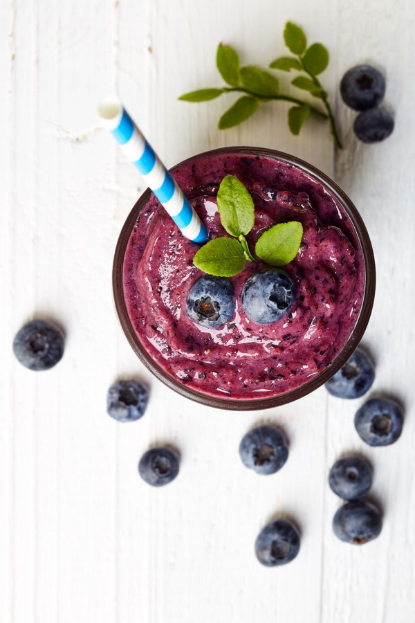 Sunne, deilige og raske smoothieoppskrifter på sommerblåbærsmoothie med mynte deilig