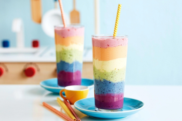 Sunne, deilige og raske smoothieoppskrifter til sommerens fargerike regnbue-smoothie på flere nivåer