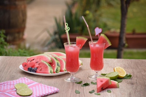 Sunne, deilige og raske smoothieoppskrifter på sommersmoothie -cocktailer med vannmelon