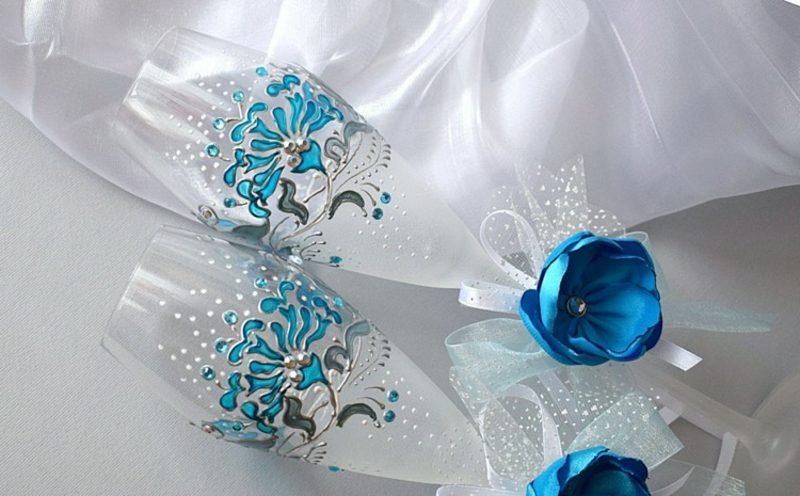 Brýle stylově zdobí květiny modře