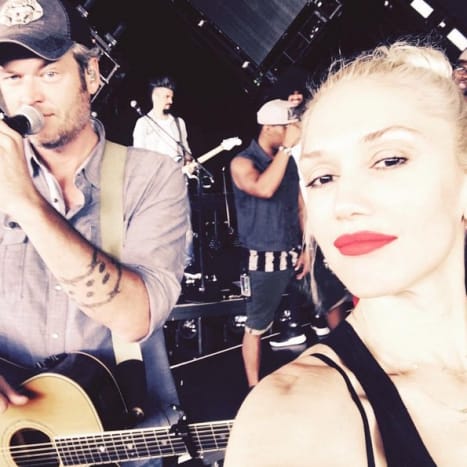 Fotoğraf: Gwen Stefani/Instagram.Shelton'a göre, koluna yaptığı geyik izi dövmesi tam olarak umduğu gibi çıkmadı, ancak şarkıcı 2013'te Access Hollywood'a verdiği bir röportajda “İçiyordum. bu vesileyle. Bu geyik izini [dövme sanatçısı] çizdim ve o sadece fotokopi makinesine gitti ve bir kopyasını yaptı ve oraya tokatladı ve ben de öyle çizdim.” Altı ay sonra, Shelton kolunu rayların üstünde ve altında çevreleyen dikenli teli ekleyerek dövmeyi geliştirdi. Dikenli tel ilavesiyle bile, 2013'te Mix 106.5'e “Muhtemelen en boktan dövmeye sahibim - sadece country müzikte değil - belki de dünyadaki” dedi.