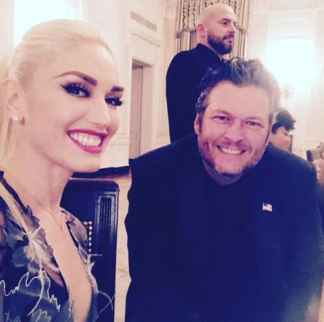 Fotoğraf: Gwen Stefani/Instagram. Stefani'nin 2015 yılında The Voice setinde tanıştığı Shelton ile nispeten yeni ilişkisine gelince, ikisi de zorlu boşanmalar yaşarken – Stefani Rossdale ile ve Shelton country şarkıcısı Miranda Lambert ile – çift görünüyor. Olabildiğince mutlu ve çok geçmeden evliliğe bile gidebilir. Stefani'nin Twitter gönderisine bakılırsa, çocukları da Shelton'ın oldukça büyük hayranları (berbat dövmesine rağmen) ve Shelton'ın bir aile kurmak istemediği için Lambert'ten ayrıldığı bildirildiğine göre, country şarkıcısı Stefani'ye sahip olduğu için heyecanlanmış olmalı. vakit geçirmek için büyük bir damızlık.