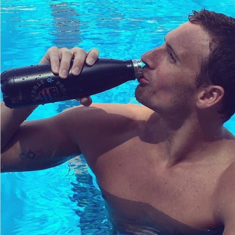 Ryano Lochte'o žiedai matomi šiame jo „Instagram“ paskelbtame paveikslėlyje. Nuotrauka: Ryanas Lochte/„Instagram“. Pastaraisiais metais olimpinių žiedų populiarumas kaip tatuiruotė sukėlė šiek tiek ginčų, nes penki spalvoti žiedai yra techniškai komercinis prekės ženklas ir paprastai būtų uždrausti Tarptautinio olimpinio komiteto (TOK) ) taisyklė, draudžianti sportininkams varžytis varžantis bet kokį prekės ženklą ar įmonių rėmimą. 2012 metų žaidynėse Londone olimpinis bėgikas Nickas Symmondsas buvo priverstas padengti laikiną tatuiruotę, reklamos ir dizaino agentūra Milvokyje „Hanson Dodge Creative“ sumokėjo jam 11 100 USD už dėvėjimą ant peties.