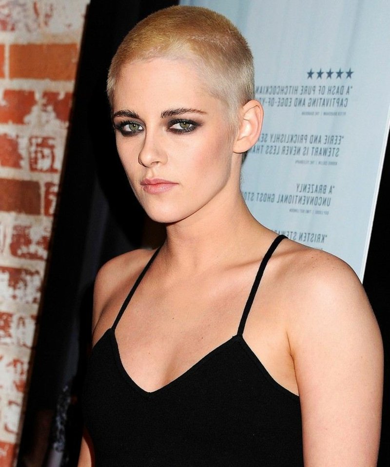 Κοντό ξύρισμα μαλλιών της κ. Kristen Stewart