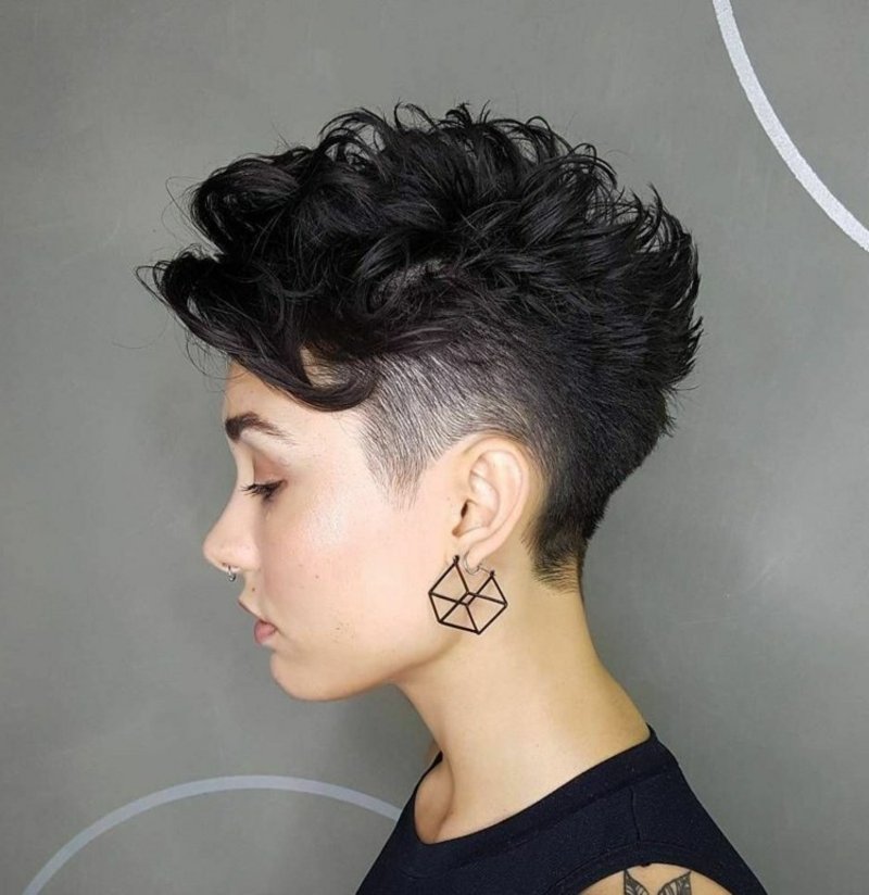 Undercut top μαλλιά μπούκλες πανέμορφη εμφάνιση