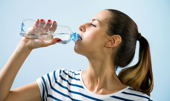Riktig sommerhårpleie: Drikk rikelig med vann