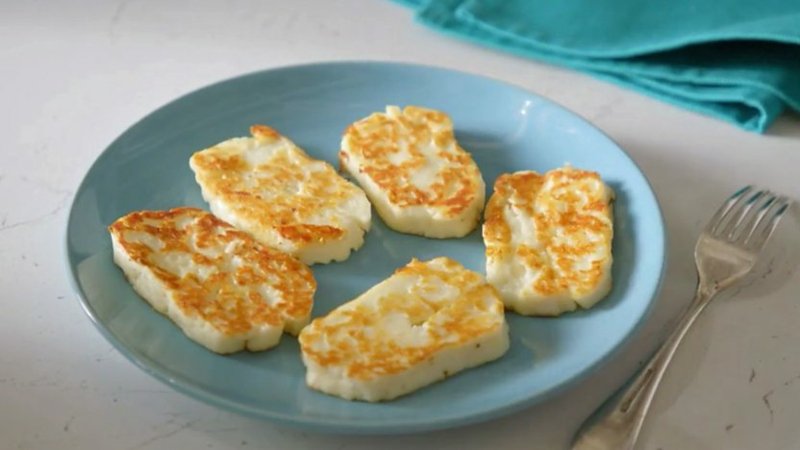 Grilování sýra halloumi