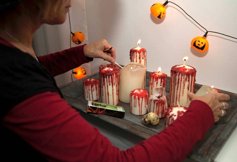 Halloween dekorasjon som arrangerer blodige lys