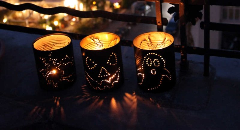 Halloween dekorative lykter laget av blikkbokser