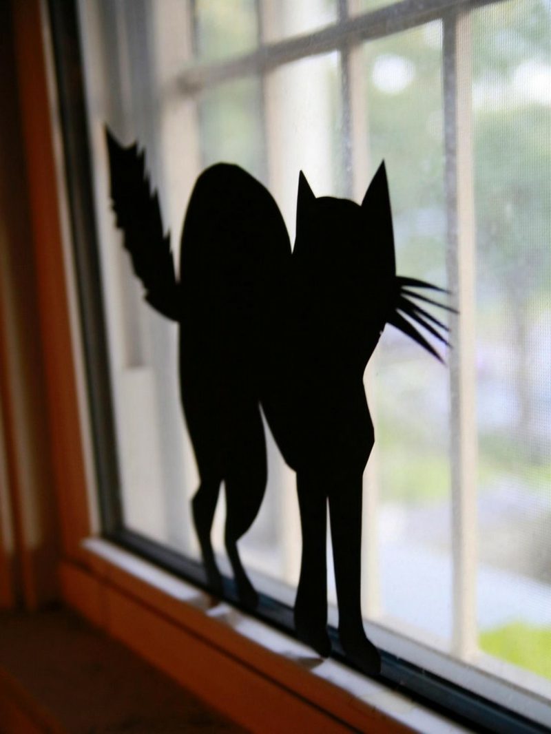 הכינו בעצמכם קישוטי ליל כל הקדושים לחתול השחור החלון החיצוני