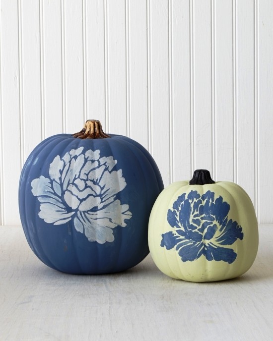 Halloween dýňová malba - 140 uměleckých nápadů a pokynů bílá a modrá dýně s květinami