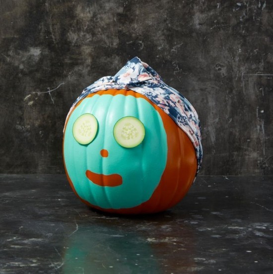 Halloween dýně - 140 uměleckých nápadů a pokynů dýně s maskou na obličej a hadříkem