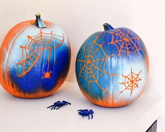 Malování halloweenské dýně - 140 uměleckých nápadů a pokynů pavučina na modrobílou barvu ve spreji