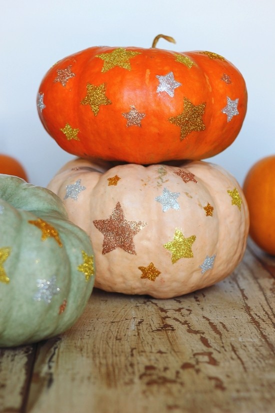 Halloween dýně - 140 uměleckých nápadů a návodů Jak namalovat třpytivé hvězdy na přírodní dýně