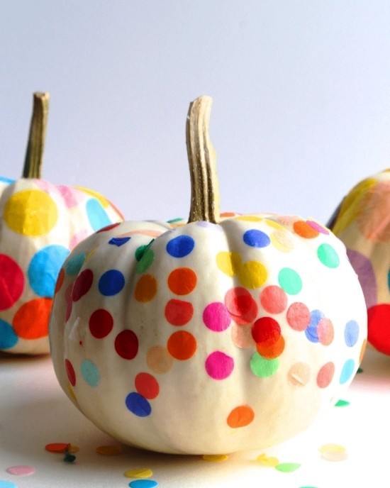 Malování halloweenské dýně - 140 uměleckých nápadů a pokynů bílá dýně s barevnými konfetami