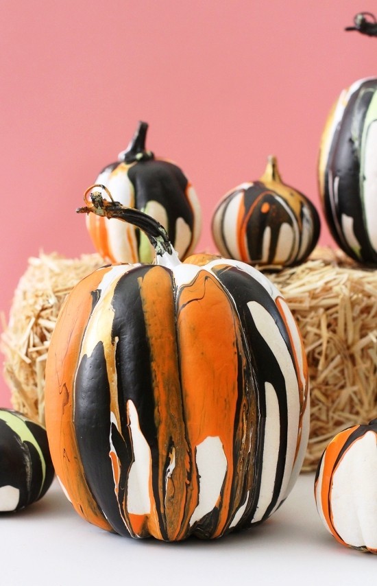 Malování halloweenské dýně - 140 uměleckých nápadů a pokynů Tání voskových pastelek oranžovou a černou