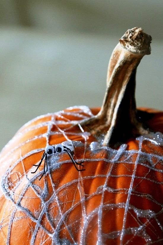 Malování halloweenské dýně - 140 uměleckých nápadů a pokynů Pavučina vyrobená z tavného lepidla