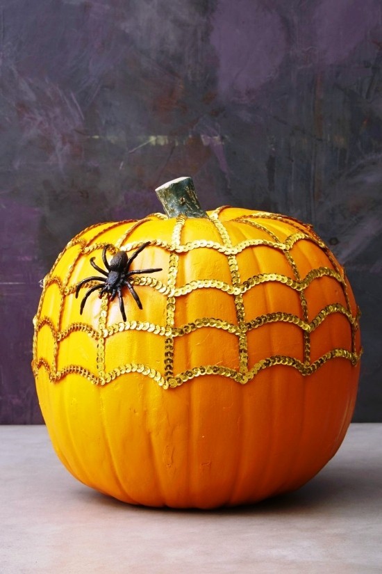 Malování Halloween dýně - 140 uměleckých nápadů a pokynů pavučina s flitry a pavoukem