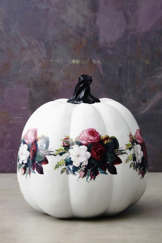 Halloween dýňová malba - 140 uměleckých nápadů a návodů bílá dýně s decoupage květin
