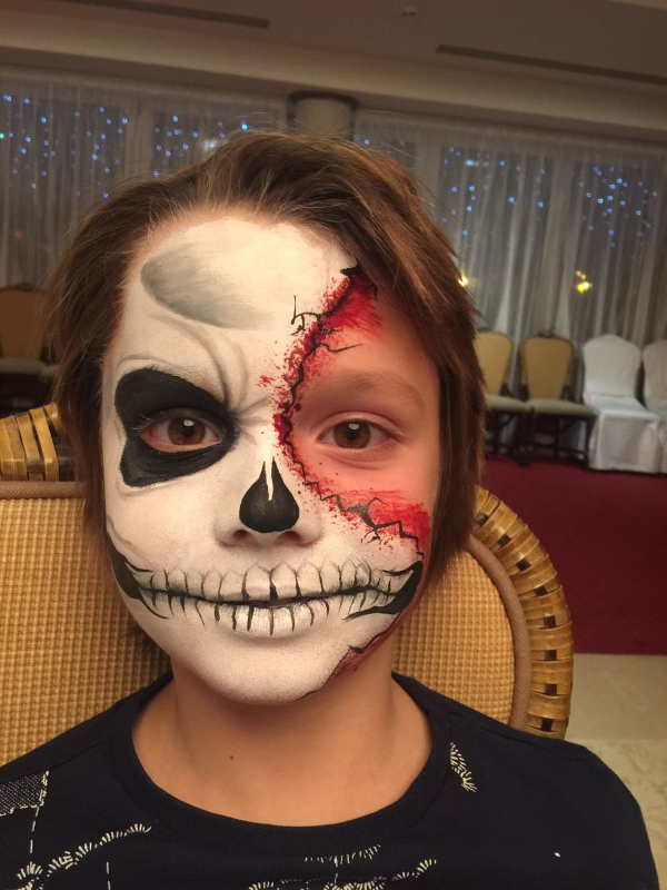 Bílá tvář - červená levá strana - halloweenský make up