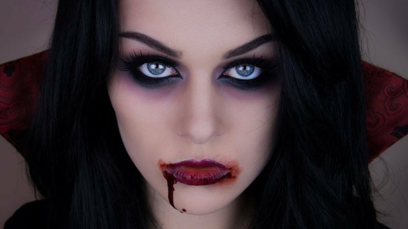 Halloween make-up zdůrazňuje upíří rty