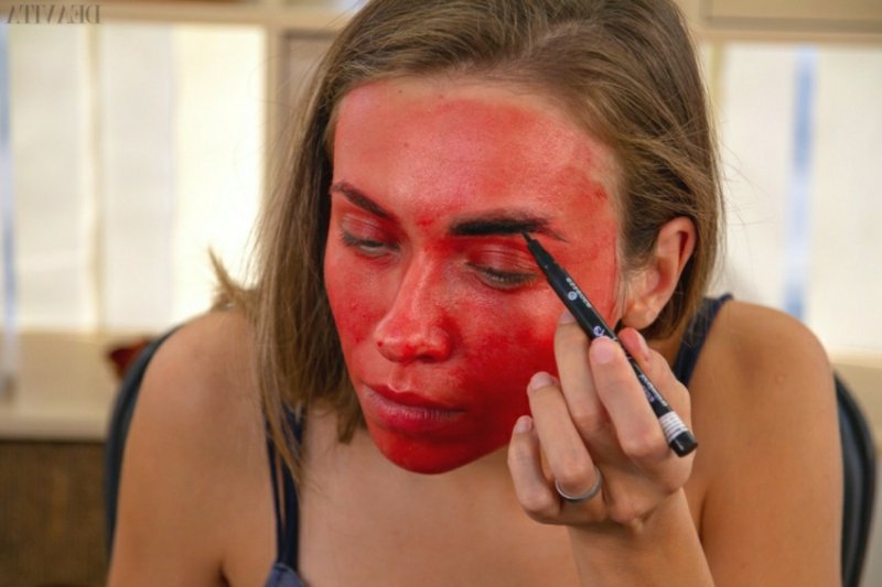 Démonický make -up zdůrazňuje obočí