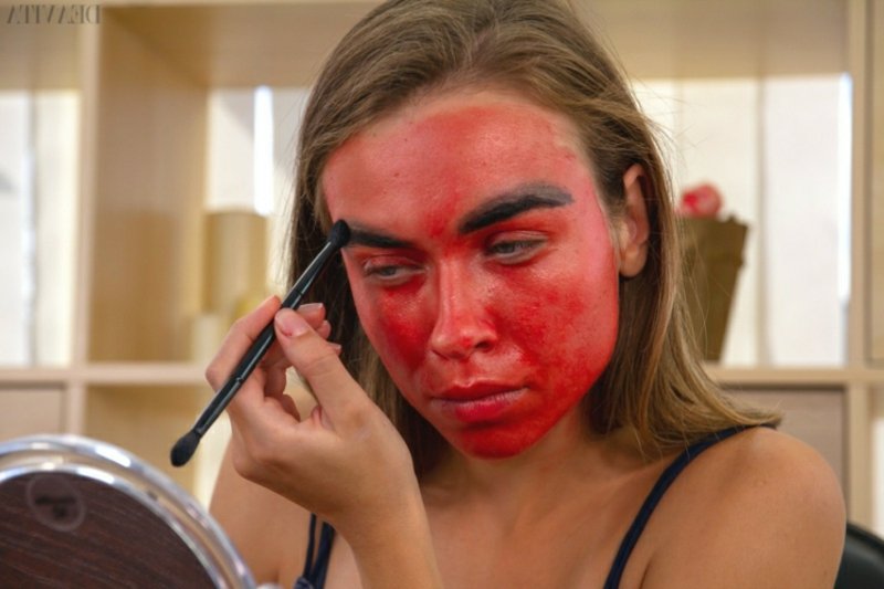 Halloween démon make-upu zdůrazňuje obočí