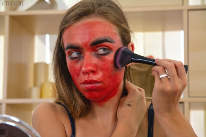 Démonický make -up zdůrazňuje lícní kosti