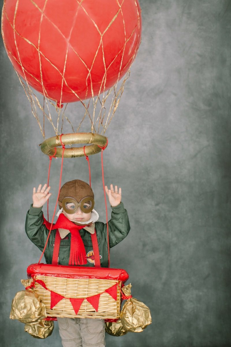 Výroba teplovzdušných balónků dělá dětem radost