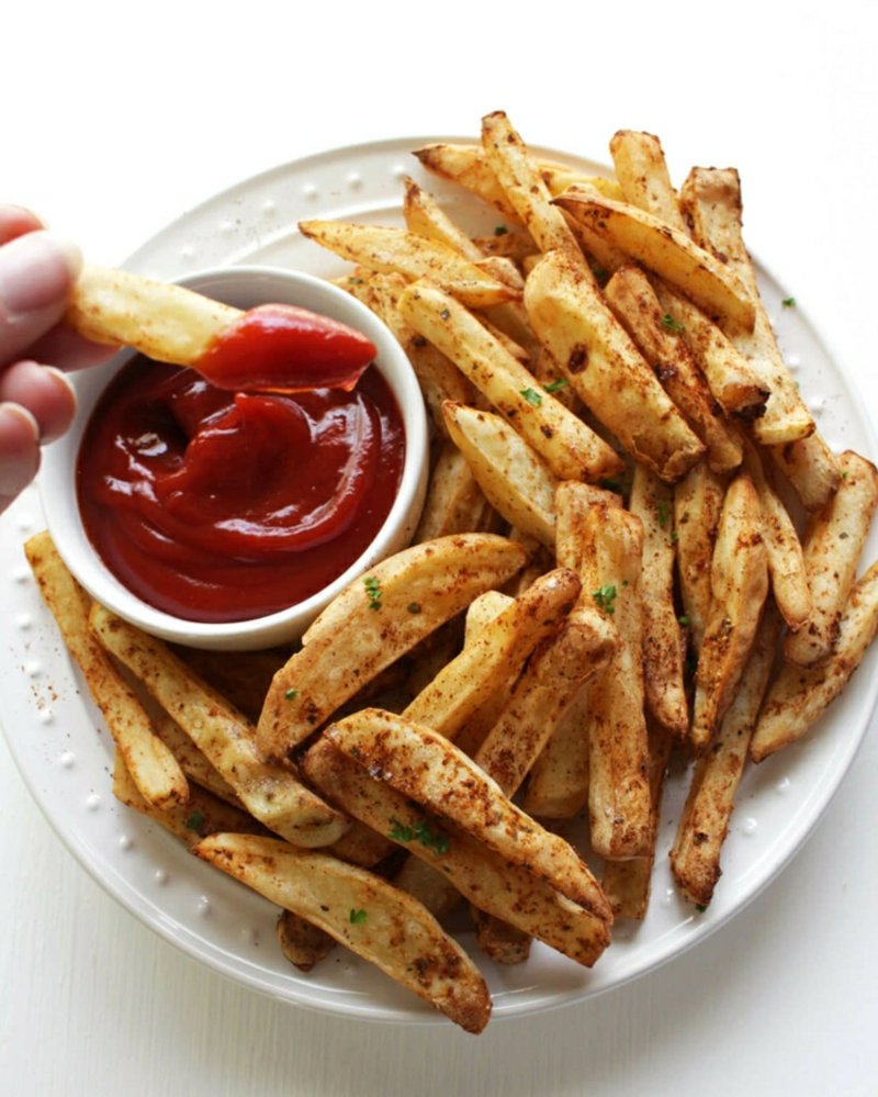 Pommes frites med ketchup deilig
