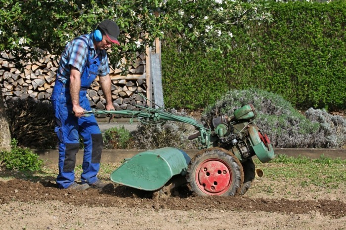 Rotační motyka, obdělávání půdy kultivátorem