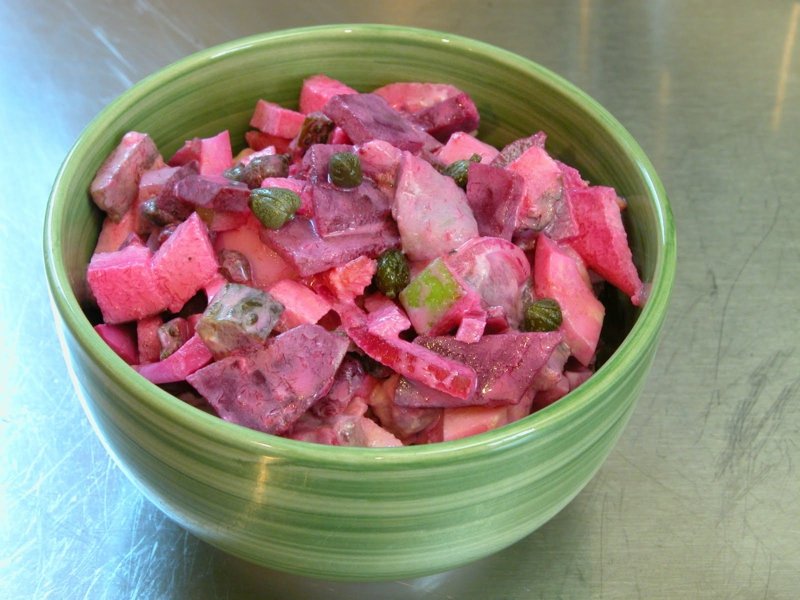 rød salat med rødbeter, sild og sylteagurk