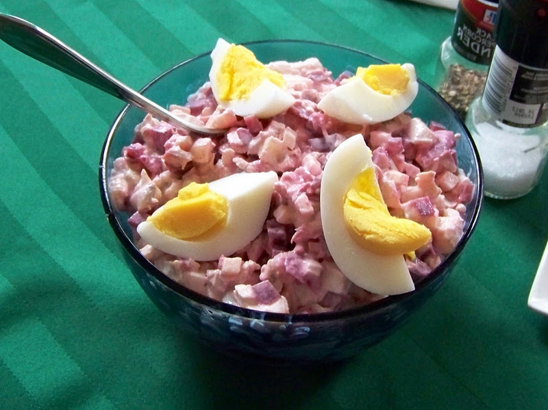 rød salat med sildpynt kokte egg