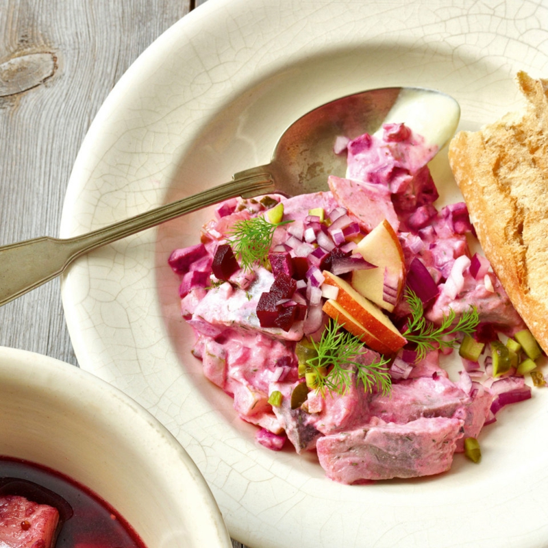 Pynt rød sildesalat med epler