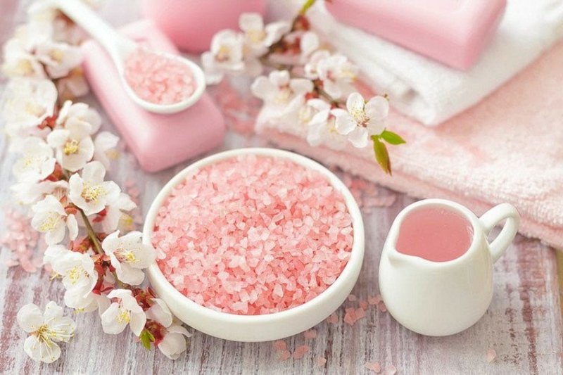 badekar med rosa steinsalt