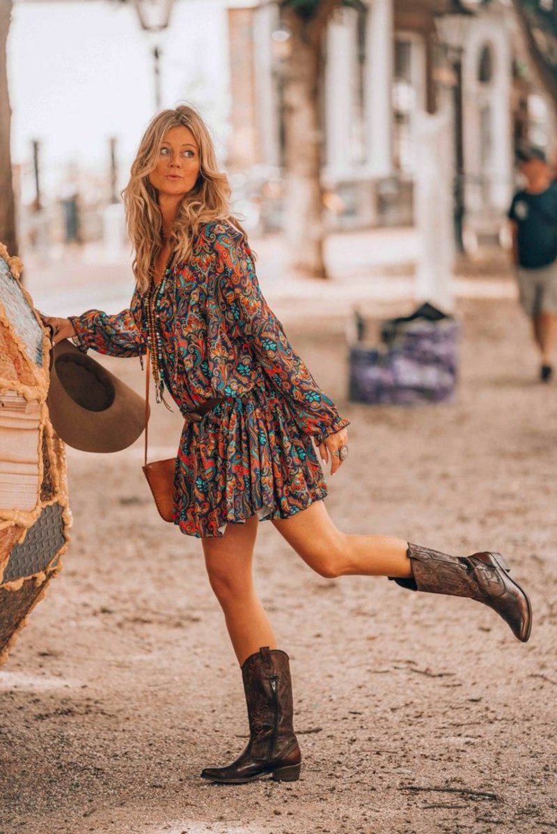 Hippie elegantní šaty barevné s koženými botami